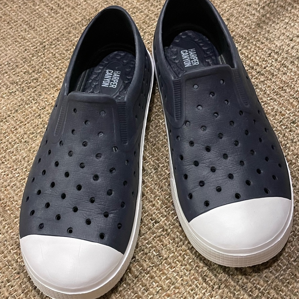 Harper Canyon slip on perforated shoe, kids size 3